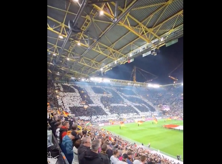 世界杯4冠+歐洲杯3冠！德國球迷賽前巨型tifo致敬足協(xié)成立125周年