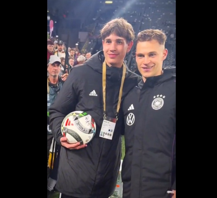 德國球童助力快發角球破門，基米希賽后送上簽名足球并合影鼓勵