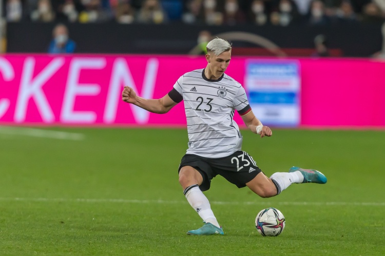 記者：施洛特貝克將取代勞姆對(duì)意大利首發(fā)，克萊因丁斯特也將首發(fā)